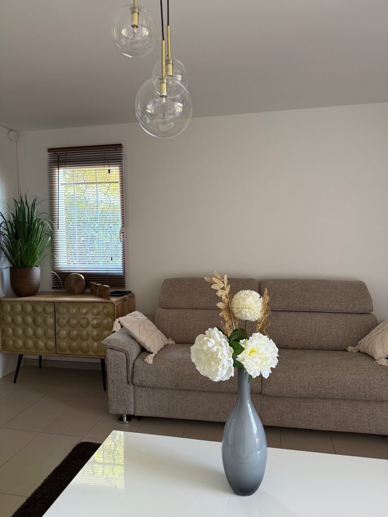 Pièce à vivre vitrée de l’appartement Cala Ross’, logement de vacances lumineux en Corse-du-Sud