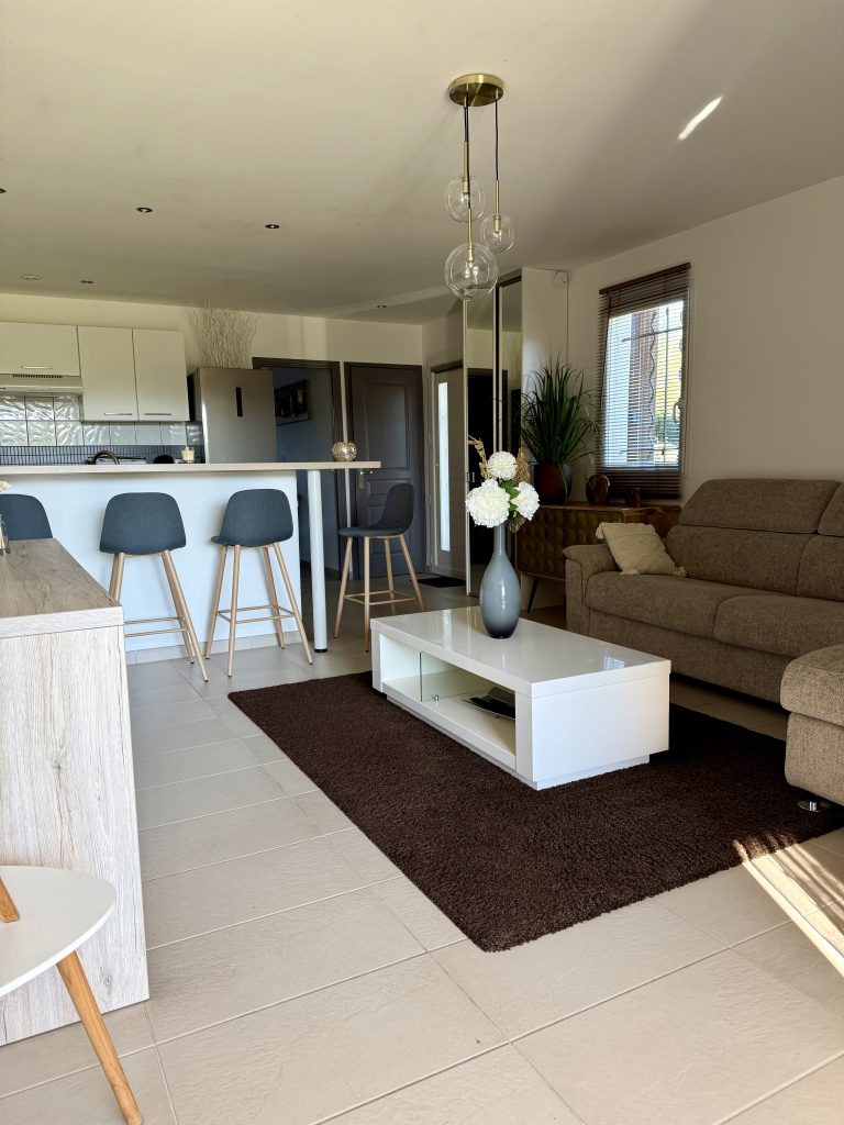 Salon Cala Ross Appart. Logement de vacances pour 4 sur la commune de Lecci en Corse du Sud